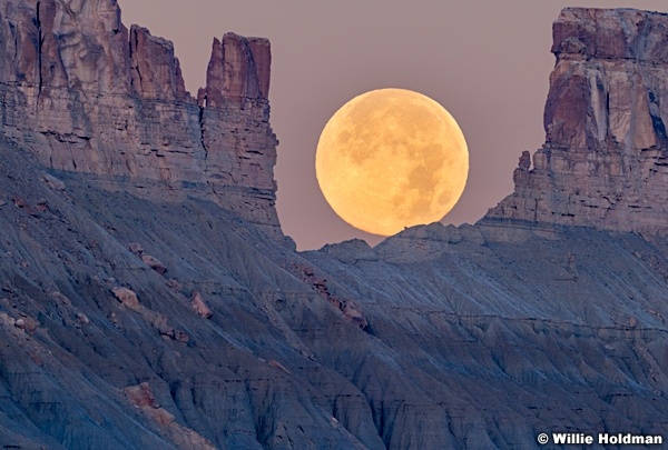 Full Moonset Badlands Close 112723 8329 2